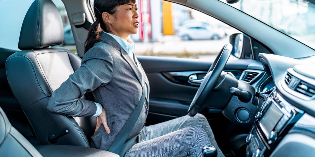 Longs trajets, travail assis, gaming : les positions qui détruisent votre dos (et comment les compenser)